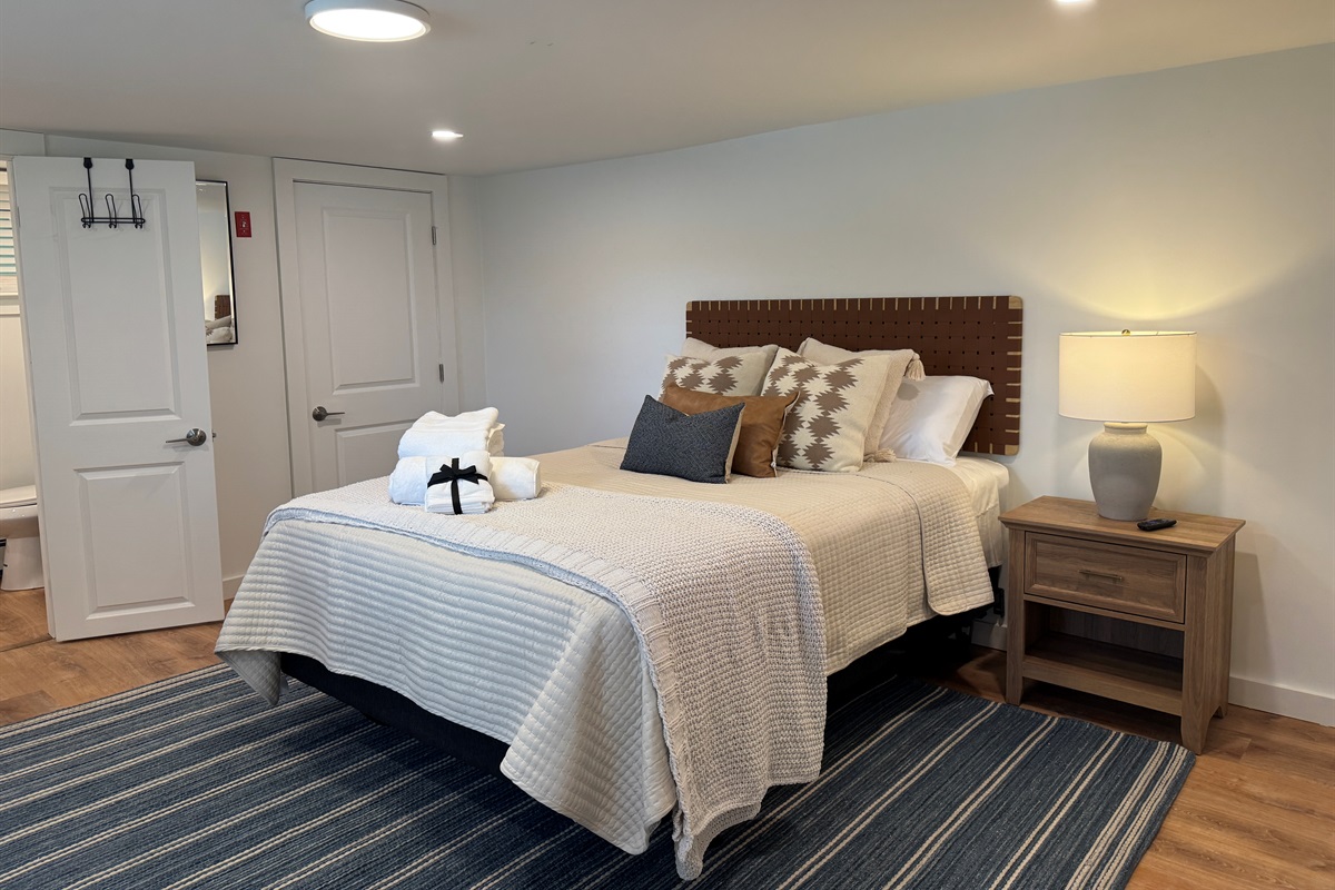 Lower level Queen with en-suite bath
