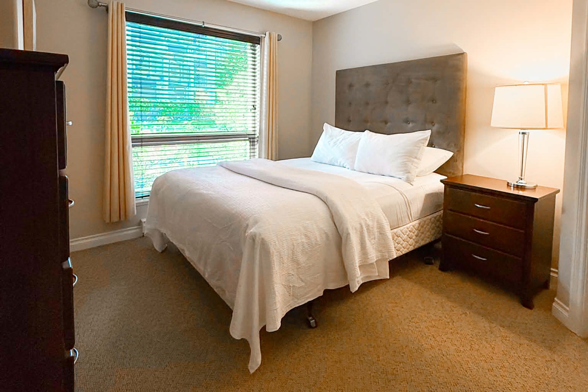 Unit B.Queen bed. Streaming TV.