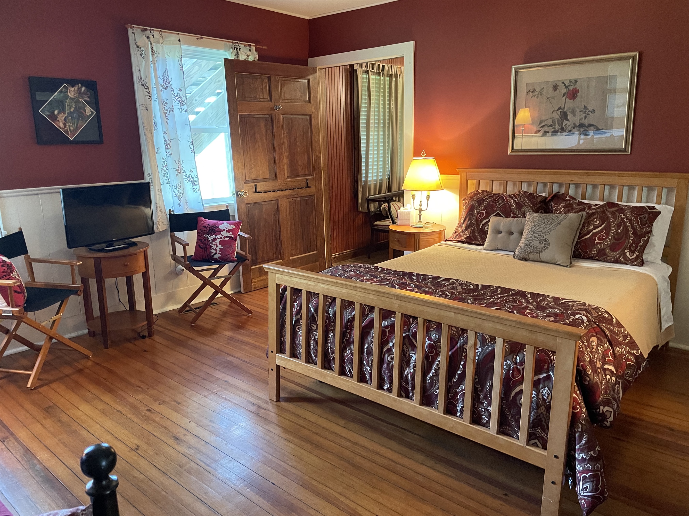 1st floor Queen #1 + Daybed with ensuite bath