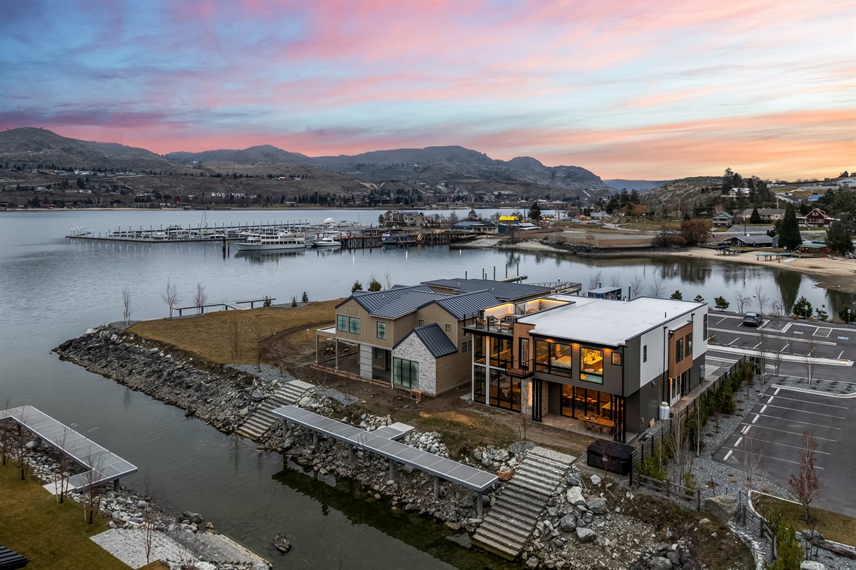 Lakeside Oasis is on one of the "Fingers" a new development with very few luxury homes.  Guests should know you are next-door to one neighbor, across the canal from 2 neighbors and behind a boat rental company that is open in the summer months.