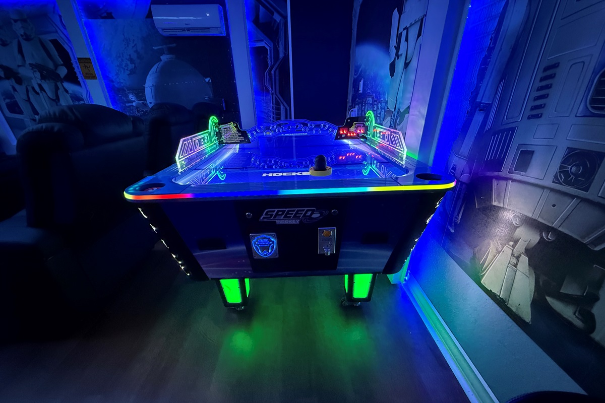 🌟🎮 Your adventure starts here! Star Wars movie theater with massive 150” screen, surround sound, Roku, and pulse-pounding arcade games.