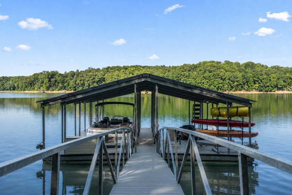 Private dock on Lake Lanier, kayaks, Lilypad, stand up paddle boards and life jackets are provided. Water level is 13' deep at Full Pool. Fall and Winter typically goes lower. 