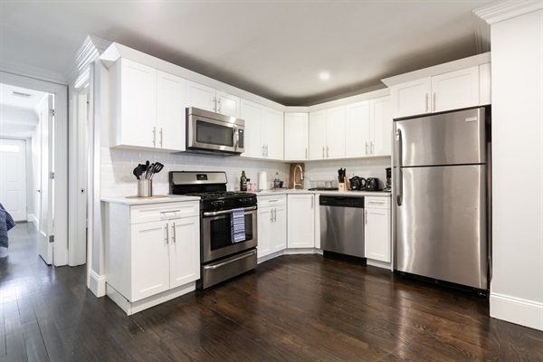 Full kitchen view. Ample cabinet space.