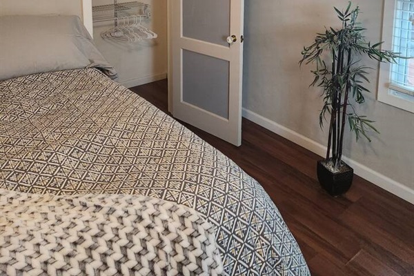 Large Room- Full bed