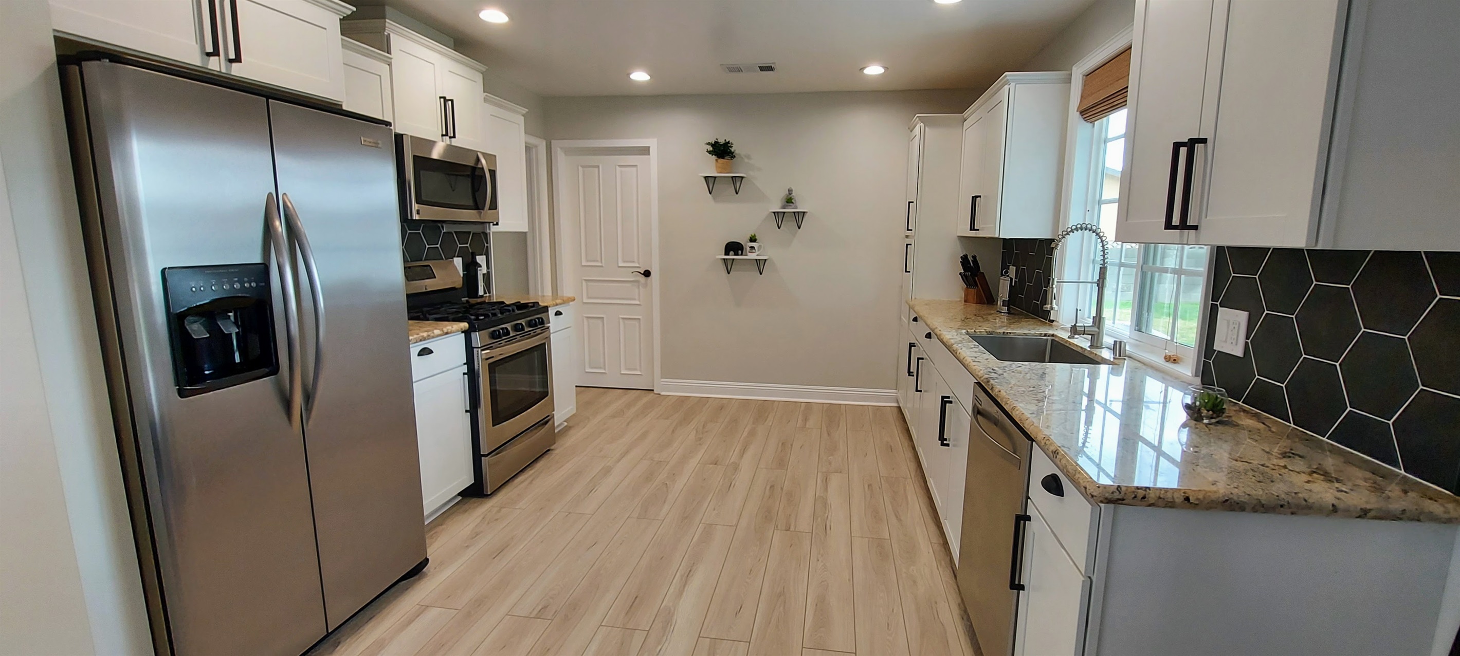 New! Beautiful Home in Downtown Simi Valley 2