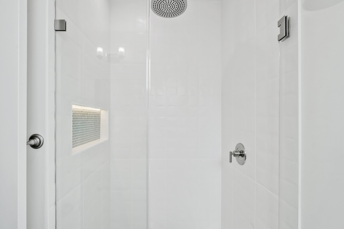 Rain shower with lighted niche