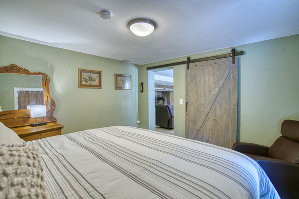 Lower King Eastern Bedroom, Twin Floor Mattress Under Bed.