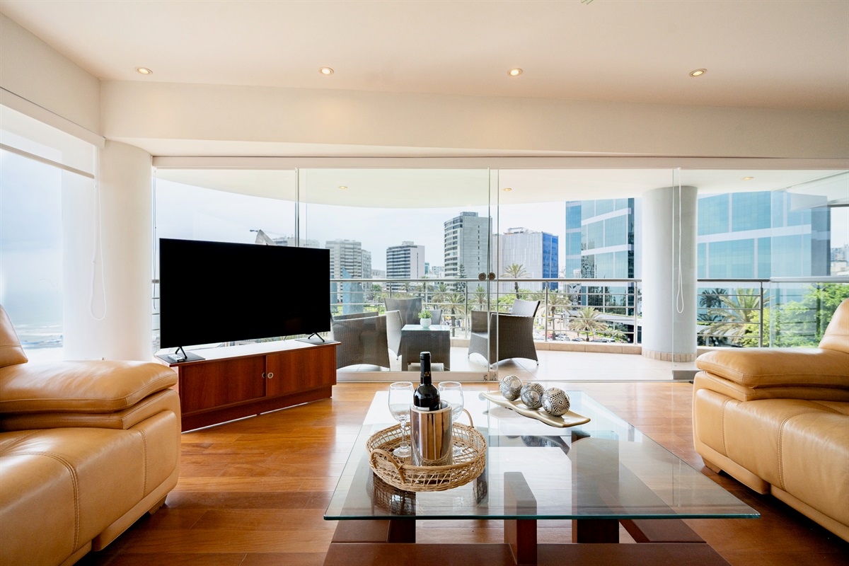 View from the living room to the Malecón and the Pacific Ocean — a postcard-perfect moment every day.  /   Vista desde la sala al Malecón y al Océano Pacífico: un momento de postal perfecto cada día.