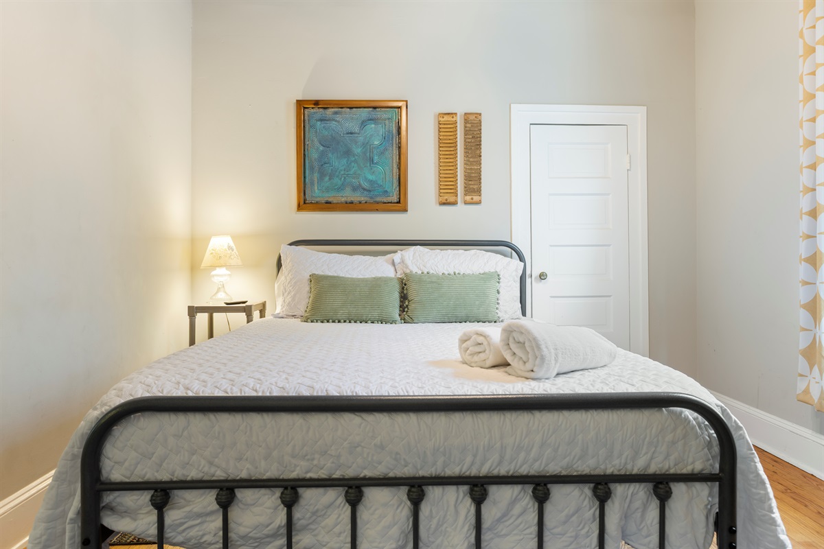 Bedroom 3 - queen bed