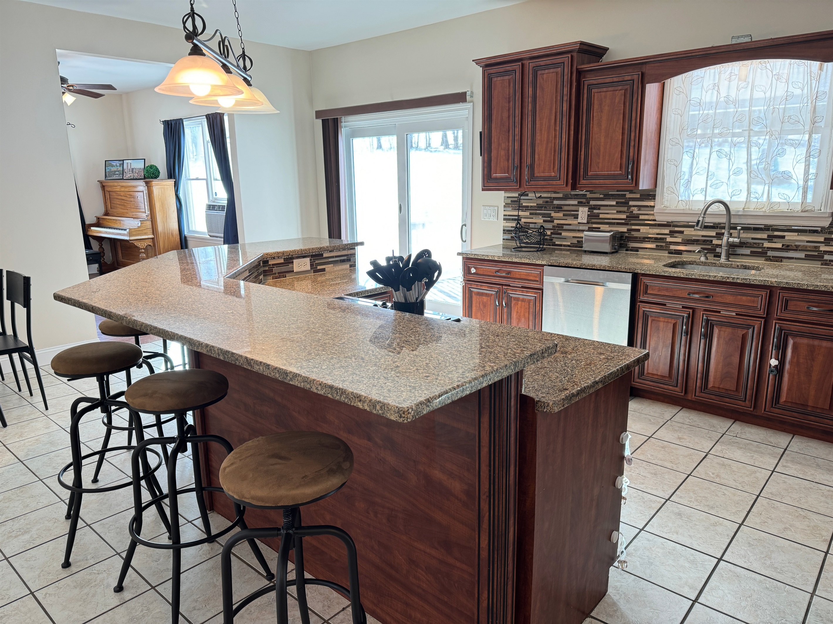 Eat-in kitchen with breakfast bar