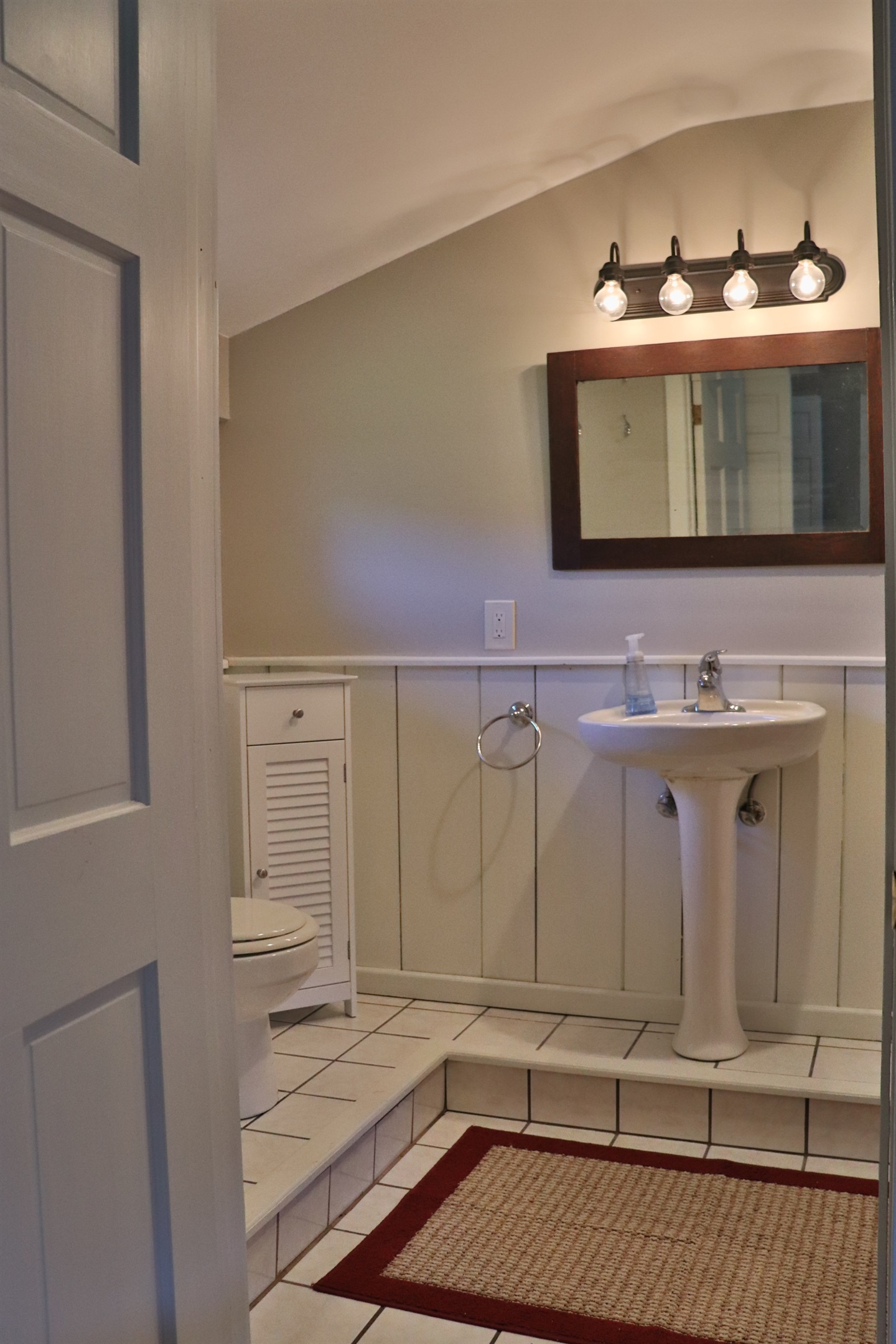 2nd floor Master bath w/ tub/shower