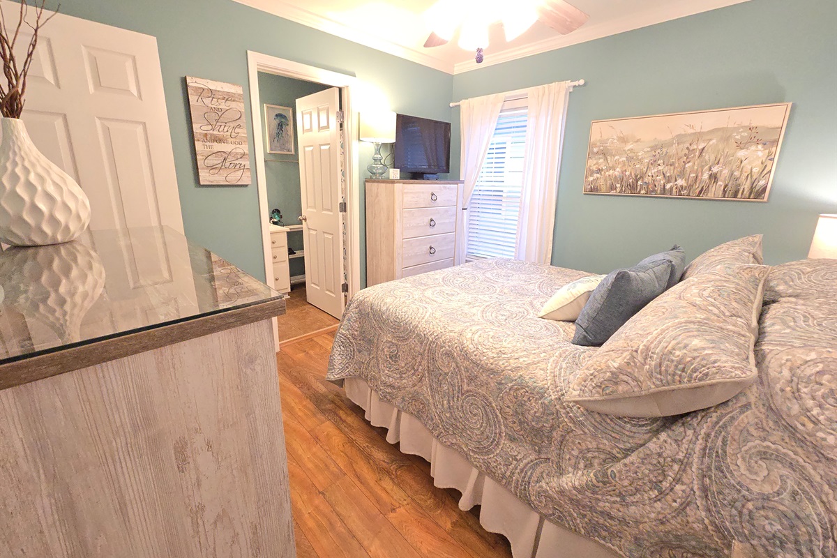 Bedroom 1 - Primary Queen w/ Ensuite Bathroom