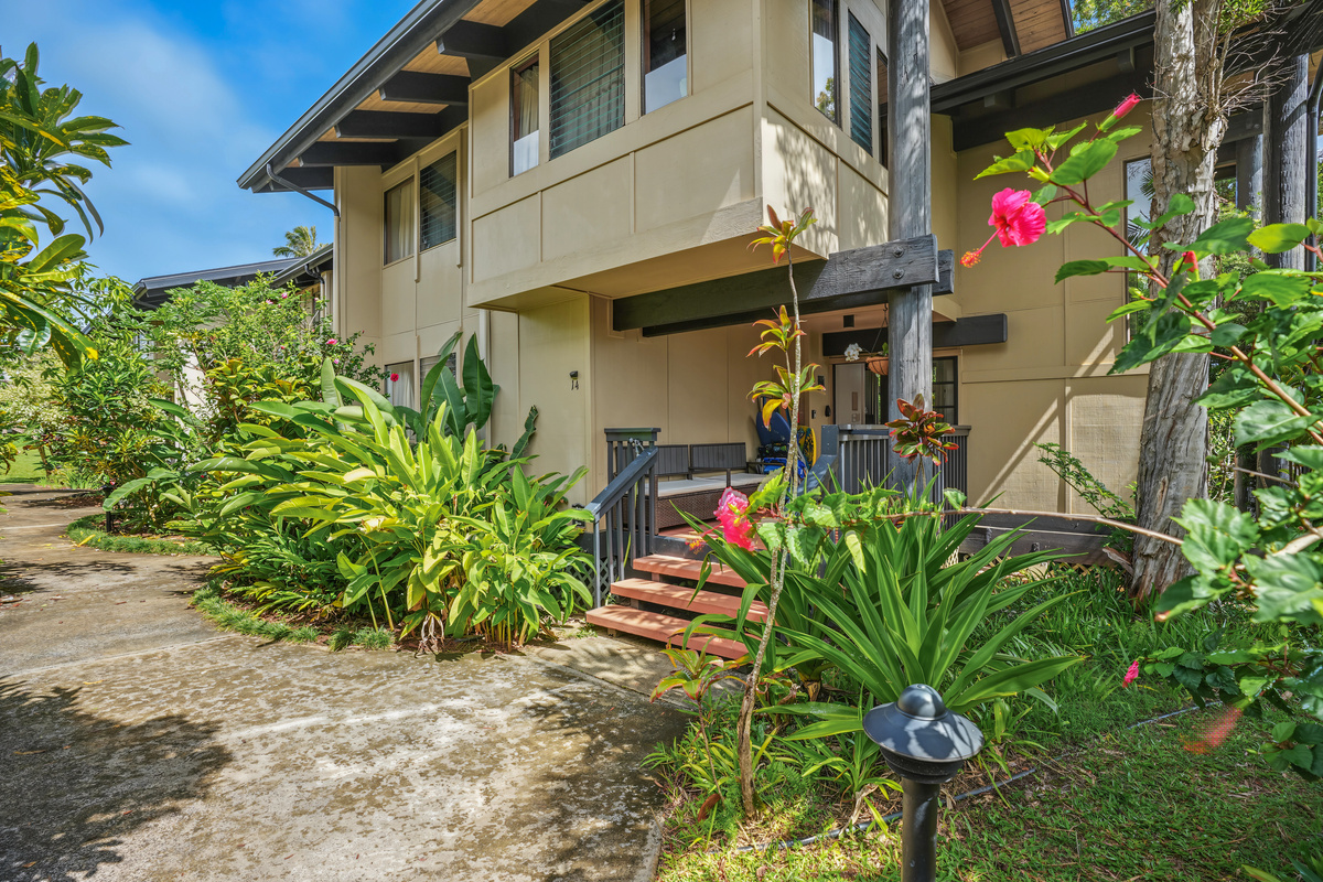 Gardens and Entry Lanai
