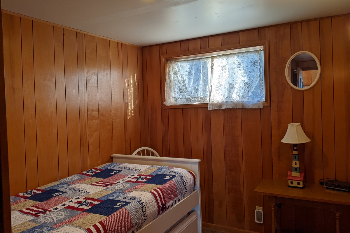 trundle bedroom first floor