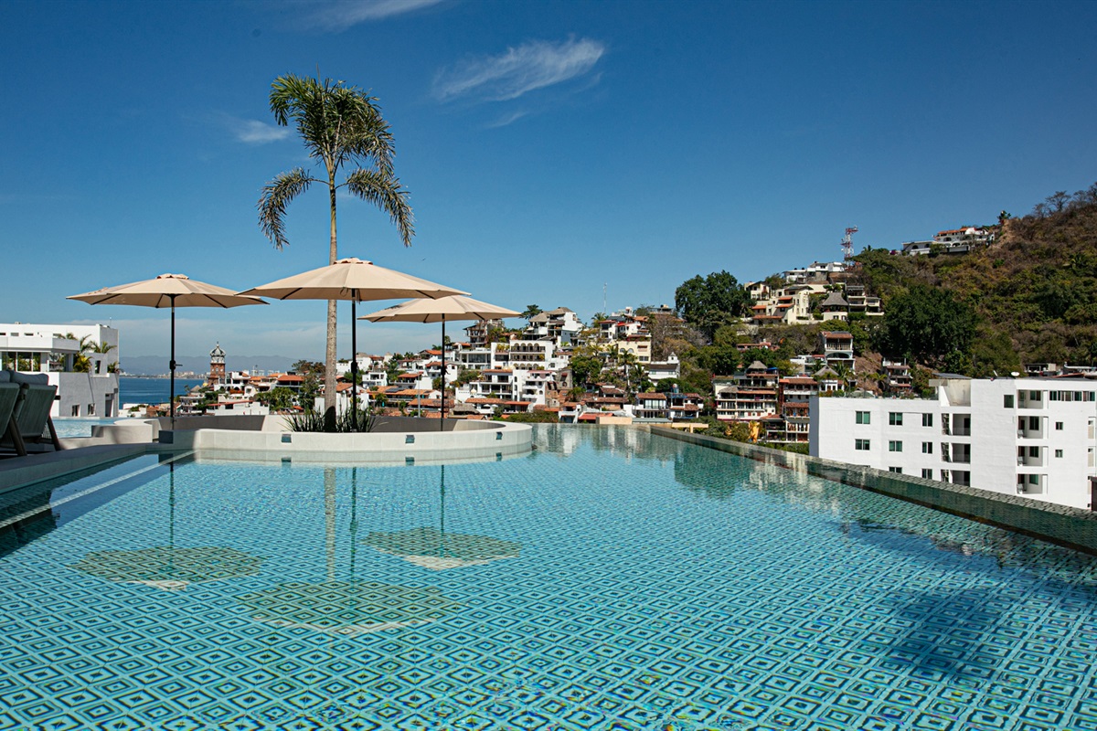 Pool? Ocean? Sunshine? Welcome to Casa Stephano - D'Vine!