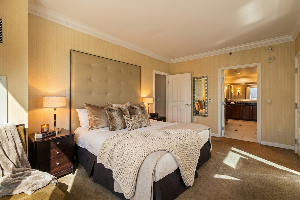 The perfect balance of work and relaxation. Enjoy a dedicated workspace with a view, and a comfortable bed to recharge.