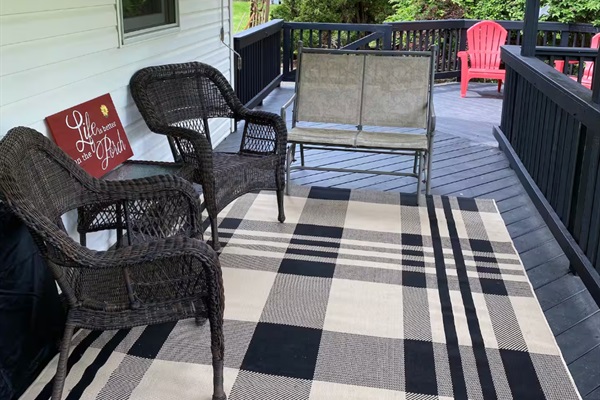 Perfect place to rest. Wind and sun screens.