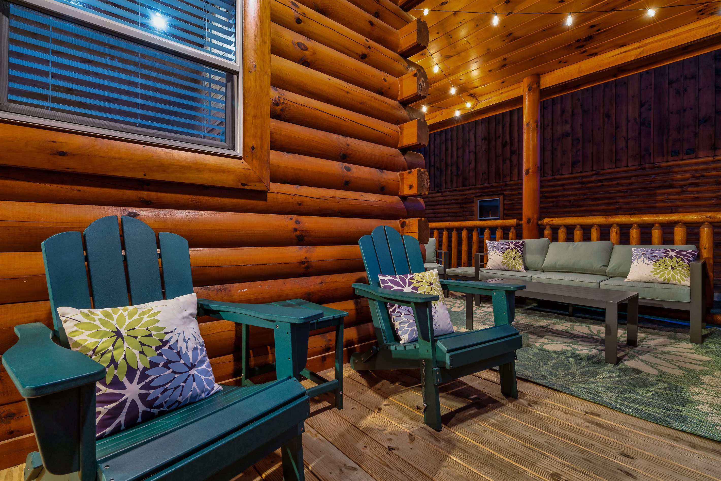 Outdoor Oasis: Relax on stylish seating surrounded by nature in this inviting log cabin retreat!