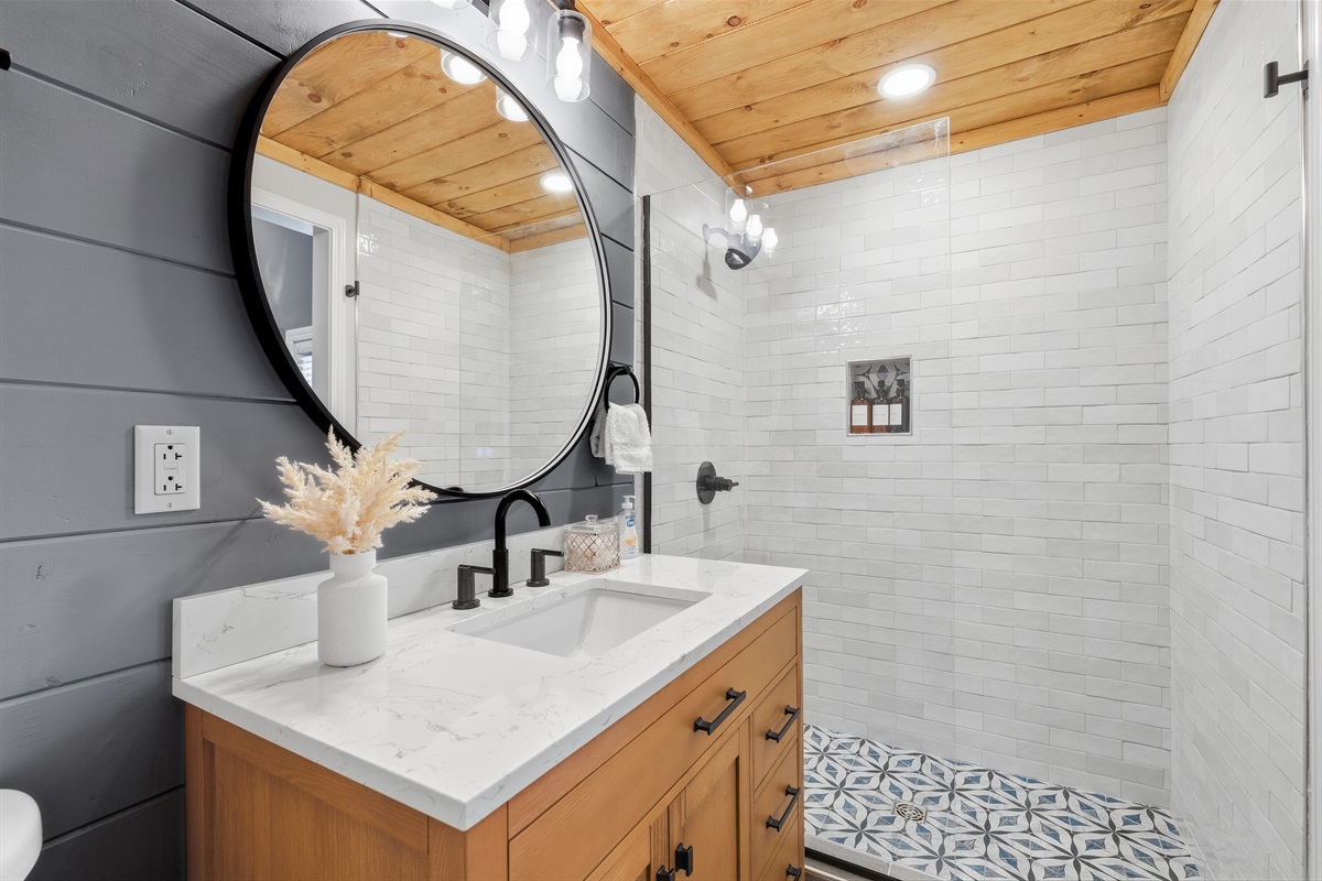 Beautifully designed en-suite bathroom to master suite.