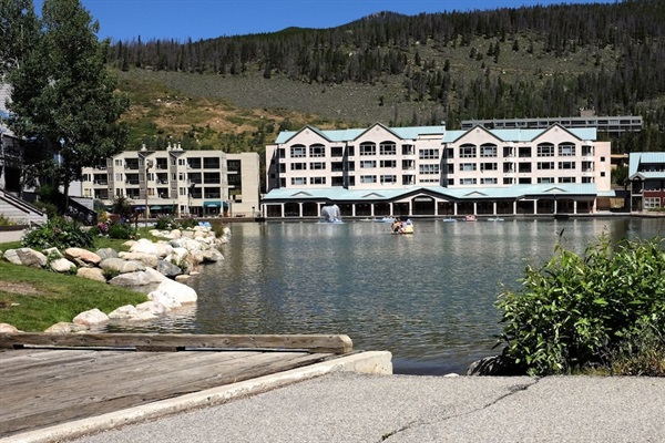 Keystone Lake with paddle boats and fishing 10 minute walk or free shuttle