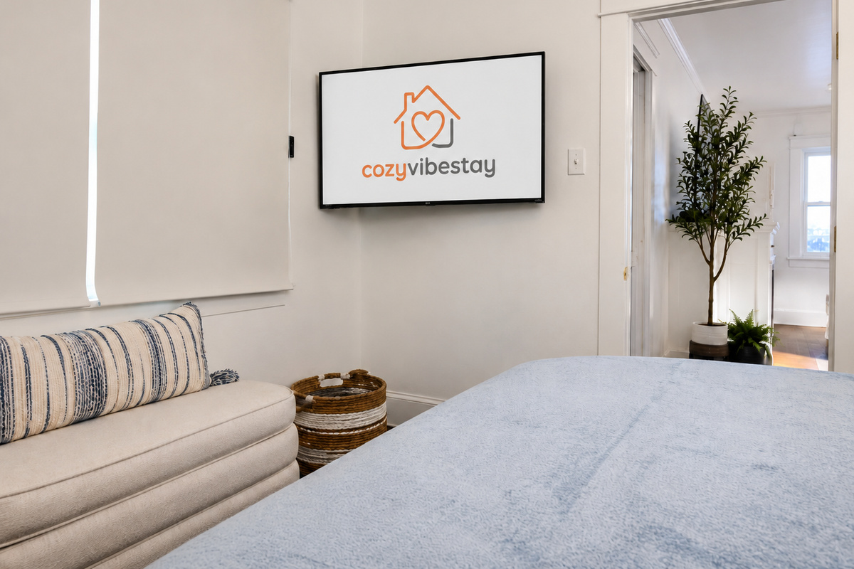 After a day of exploring Long Beach, unwind with your favorite shows on the TV and enjoy a peaceful night's sleep in this cozy retreat. 📺✨