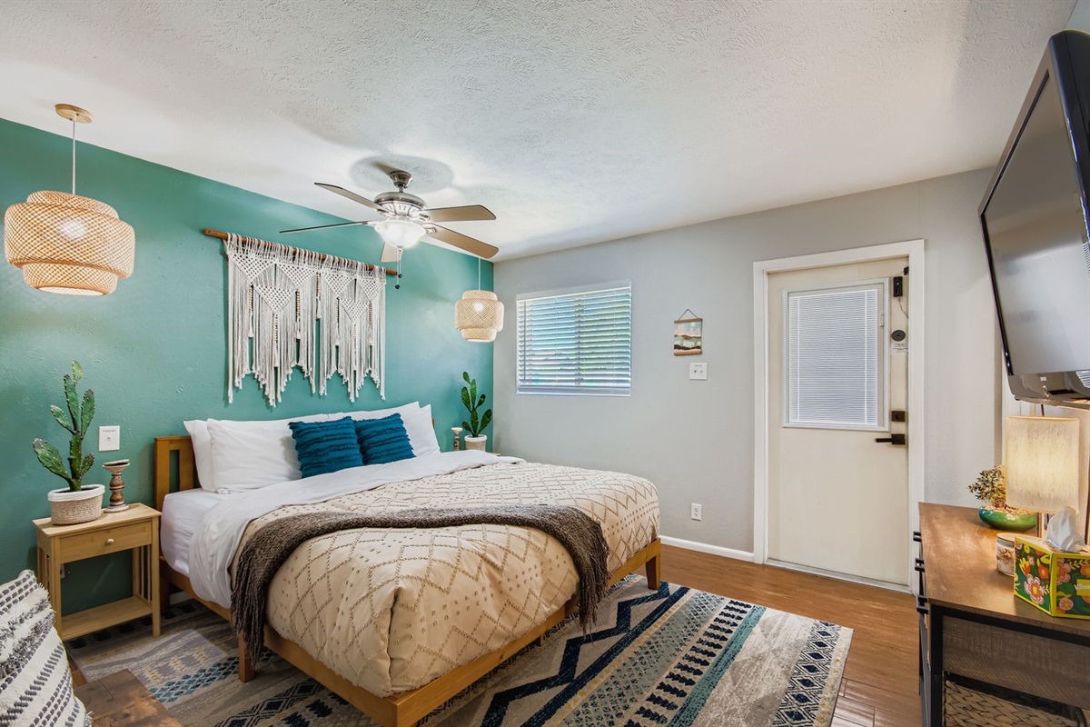 Comfy King Bed with Ensuite Bathroom and Pool Access