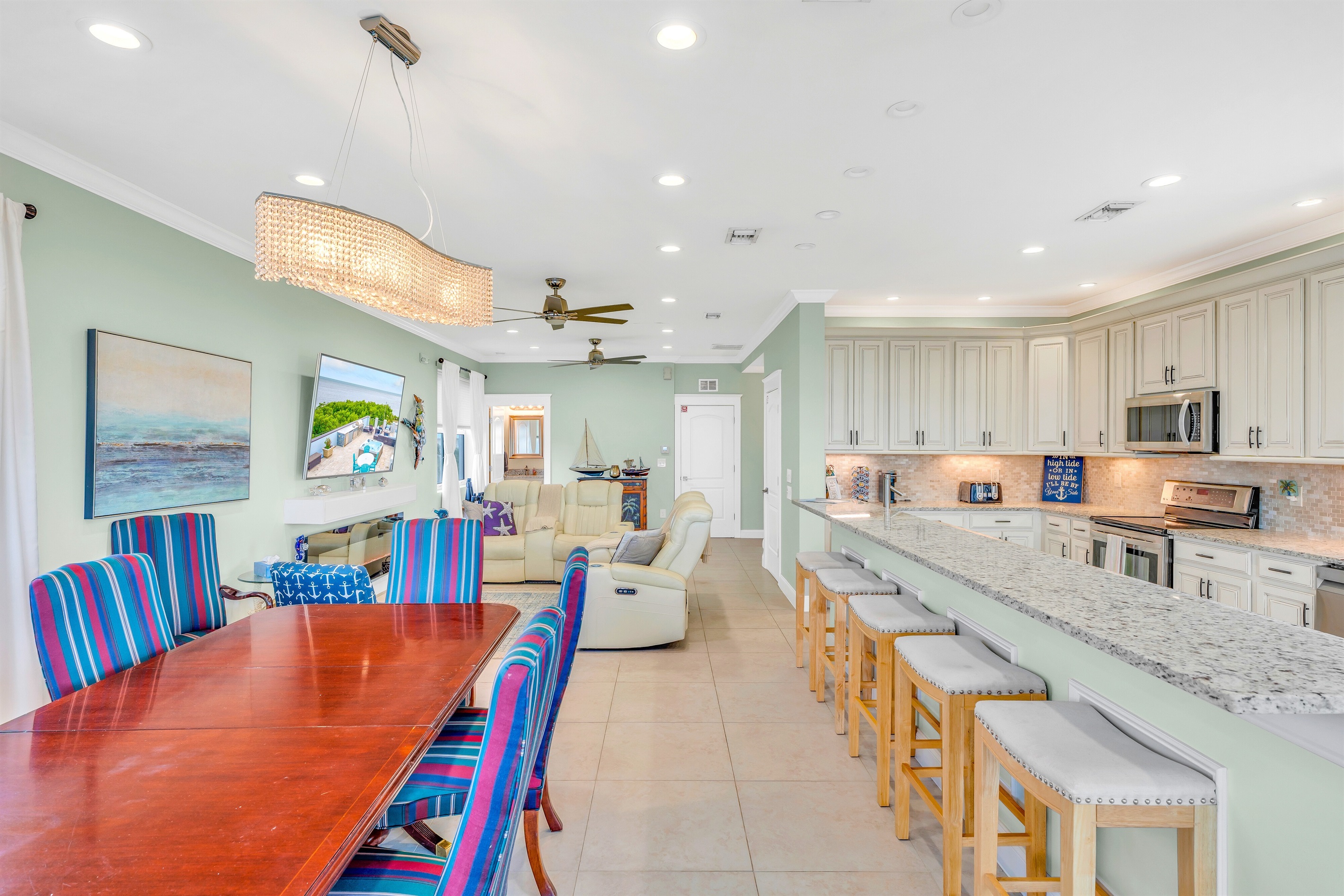 Plenty of seating for everyone to enjoy a dinner together.