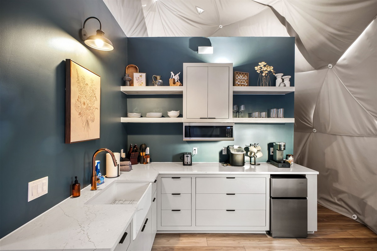 Enjoy the comfort of a kitchen equipped with all the essentials.