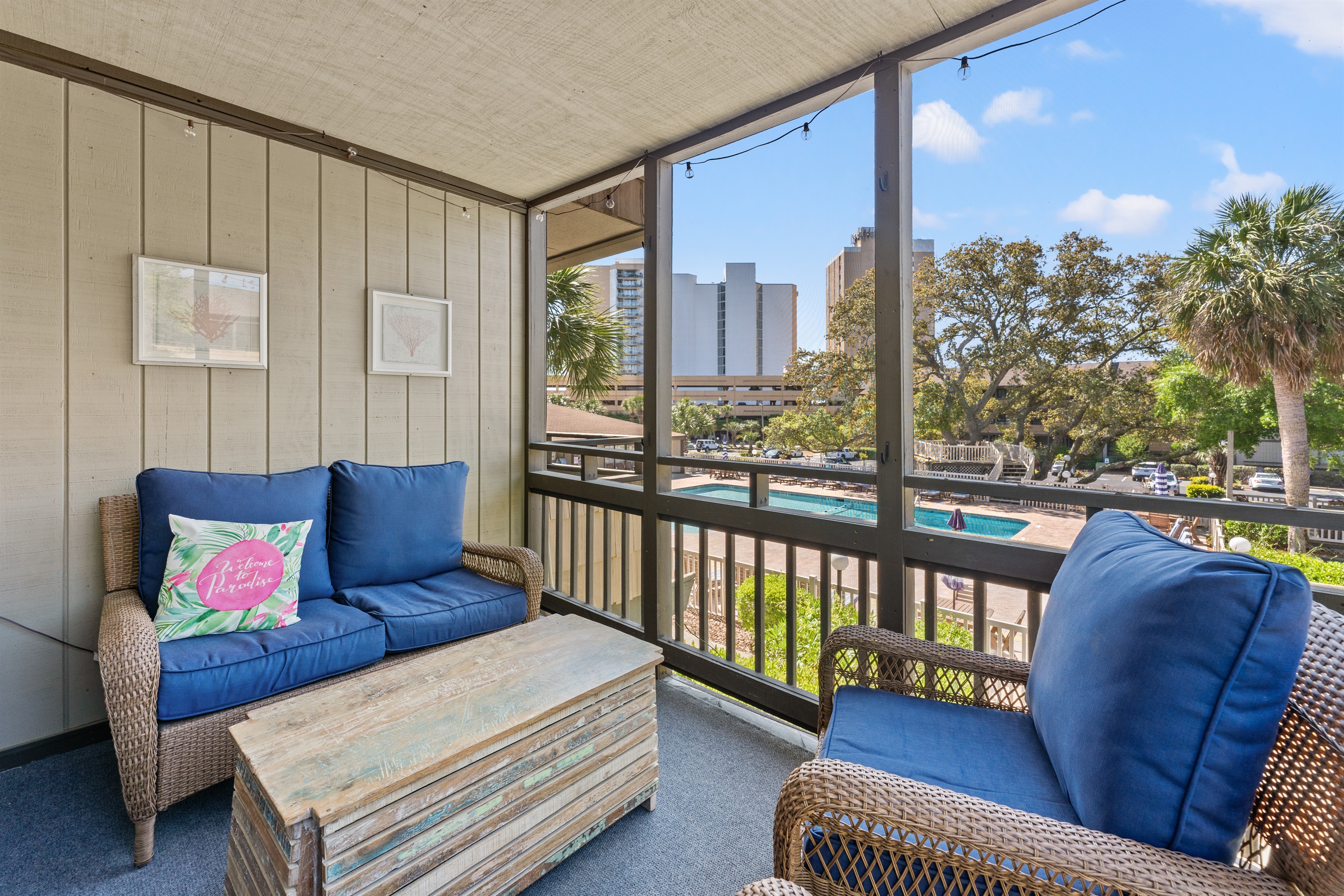 Lovely screened in patio, sit back and relax.