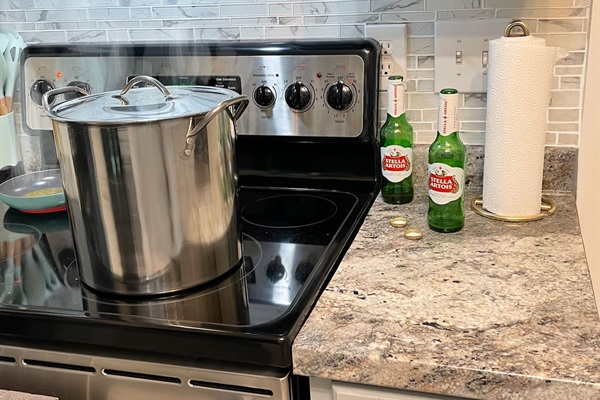 You may decide to cook a big meal or opt for Doordash, either way the kitchen has what you will need to enjoy a meal with you fellow housemates (STELLA ARTOIS not included)