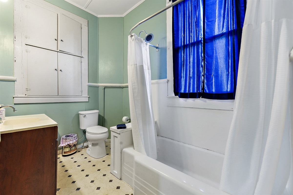 Upstairs full bathroom.