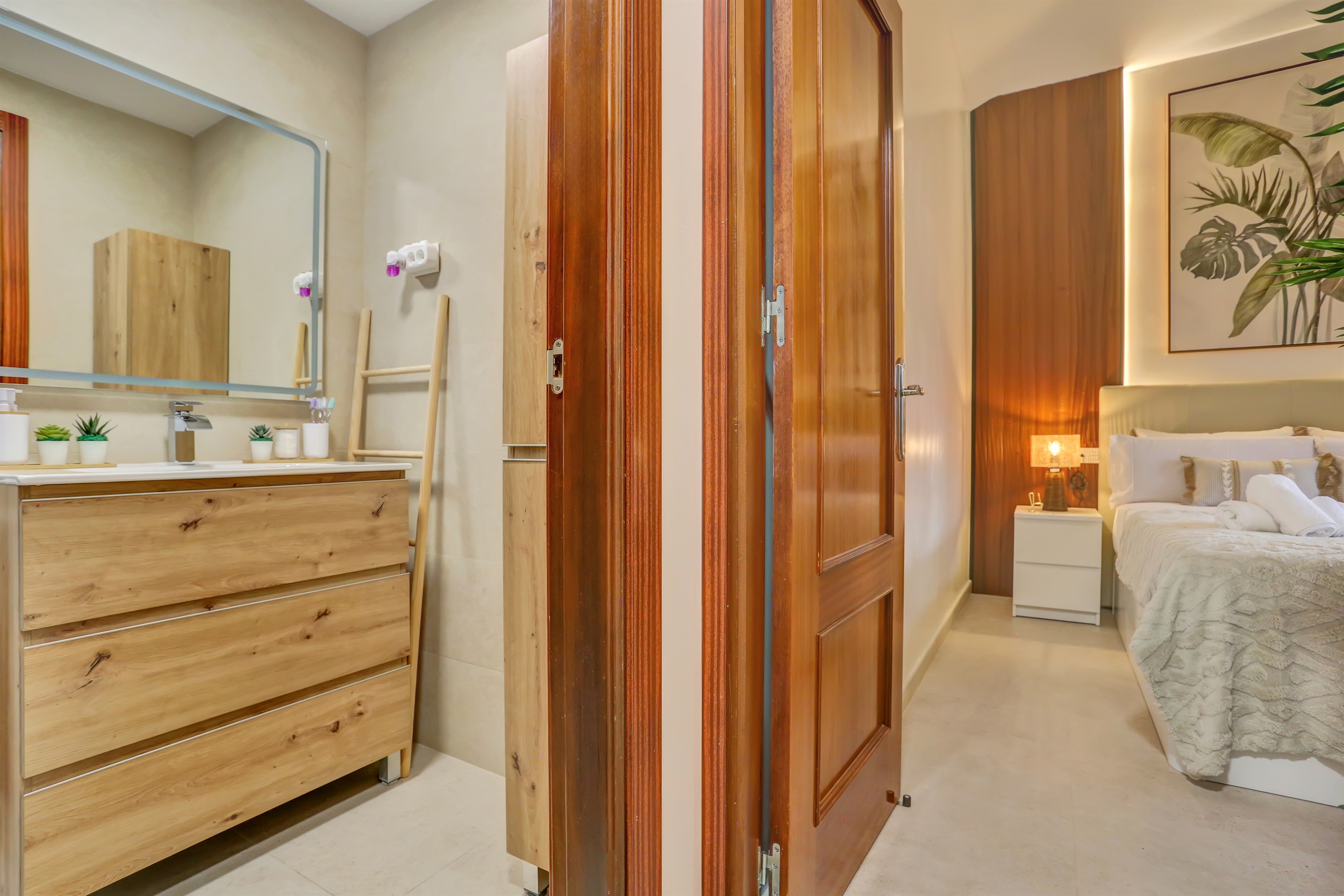 Modern and functional bathroom with quality finishes, conveniently located next to the bedroom.