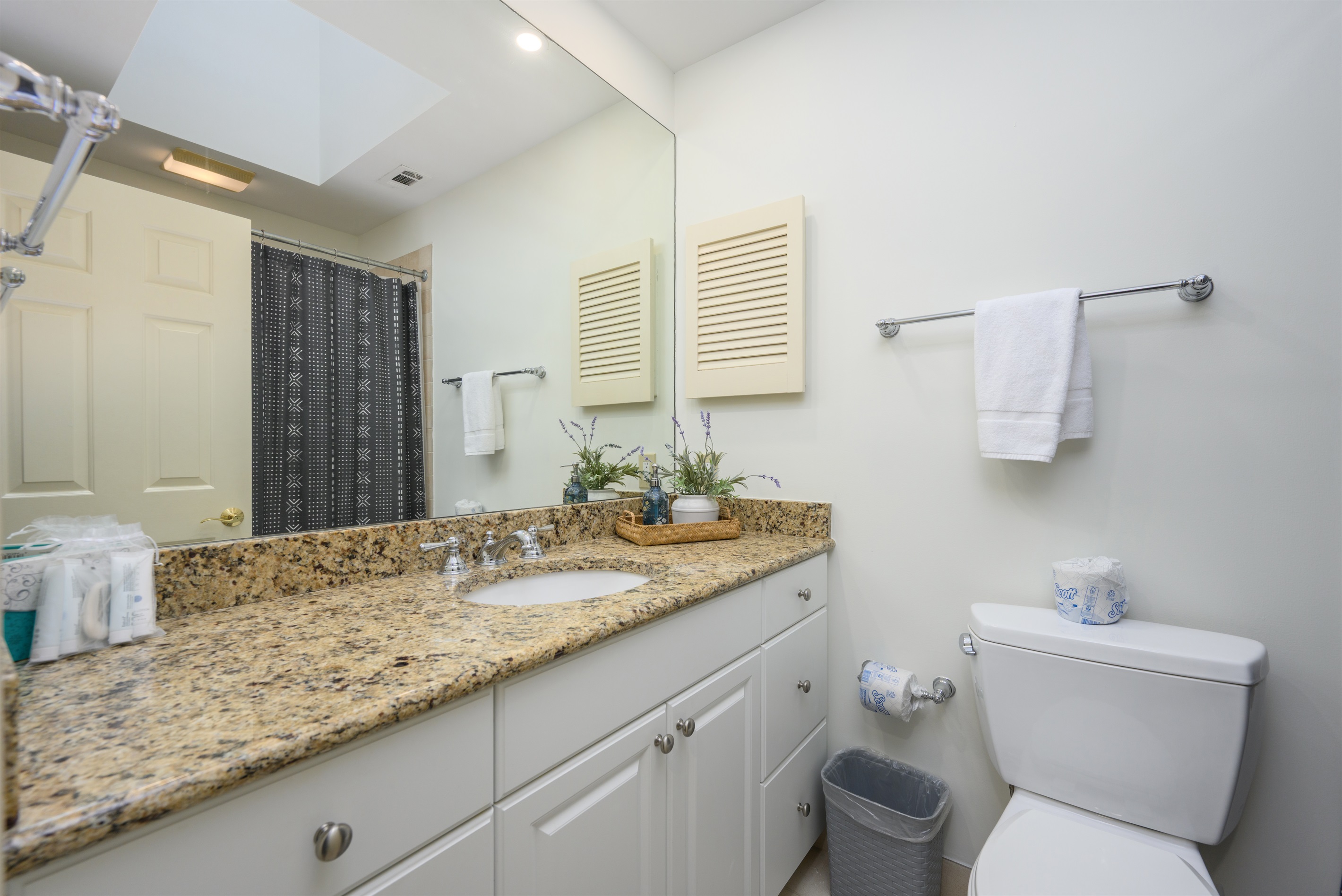 2nd King Bathroom with shower tub combo