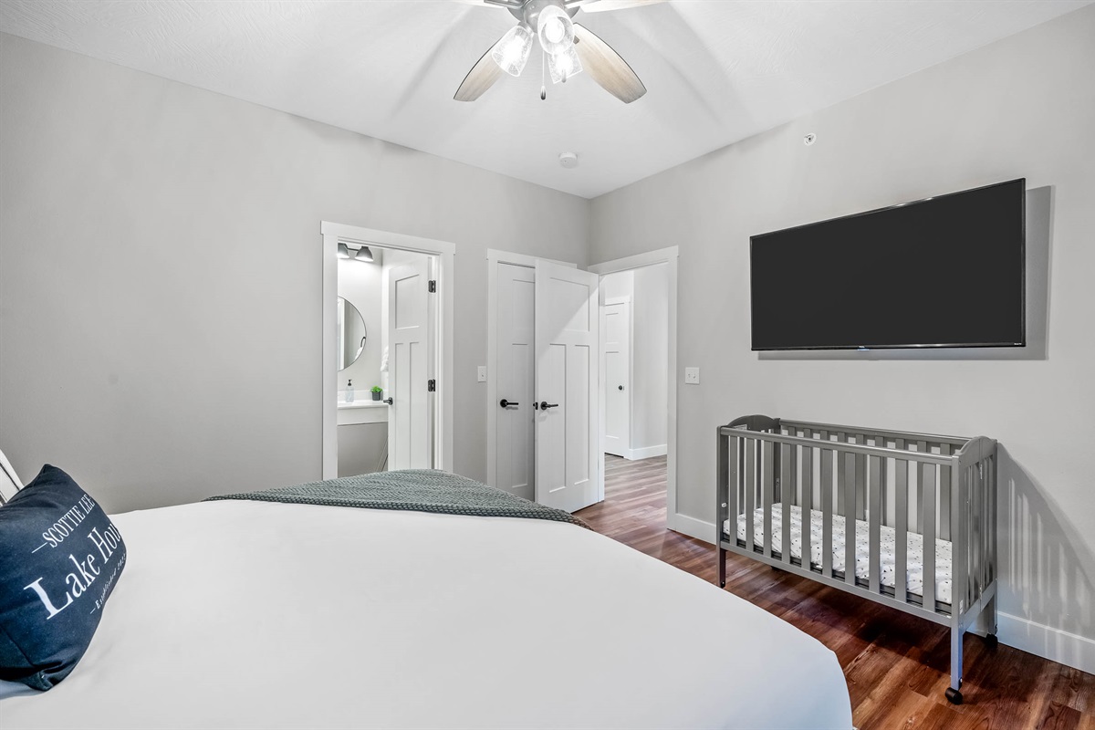 Foldable crib in king #2 bedroom