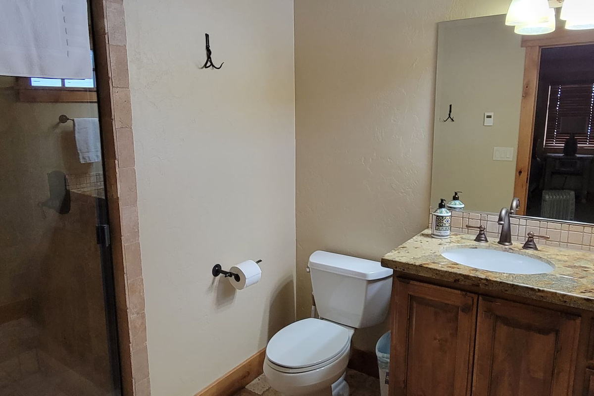 Bedroom 2 en-suite bathroom