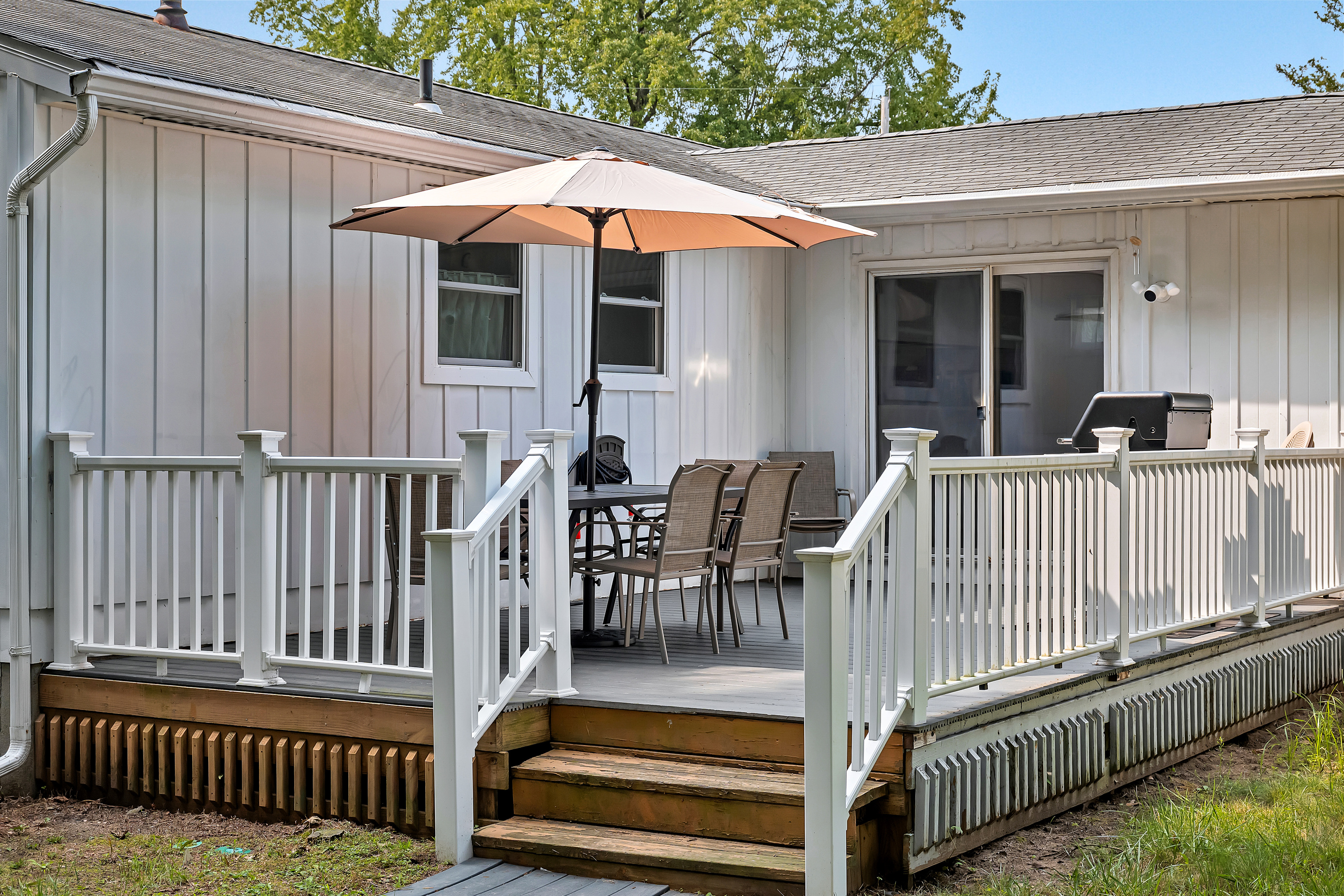 Deck – Outdoor Dining Area