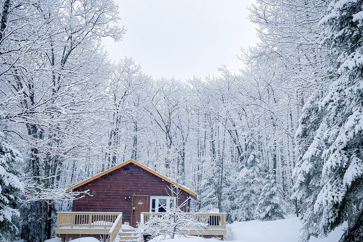 Main cottage winter scene after snow falls (Best chance of snow accumulation December through March) all wheel or four-wheel-drive vehicle recommended slightly inclined driveway