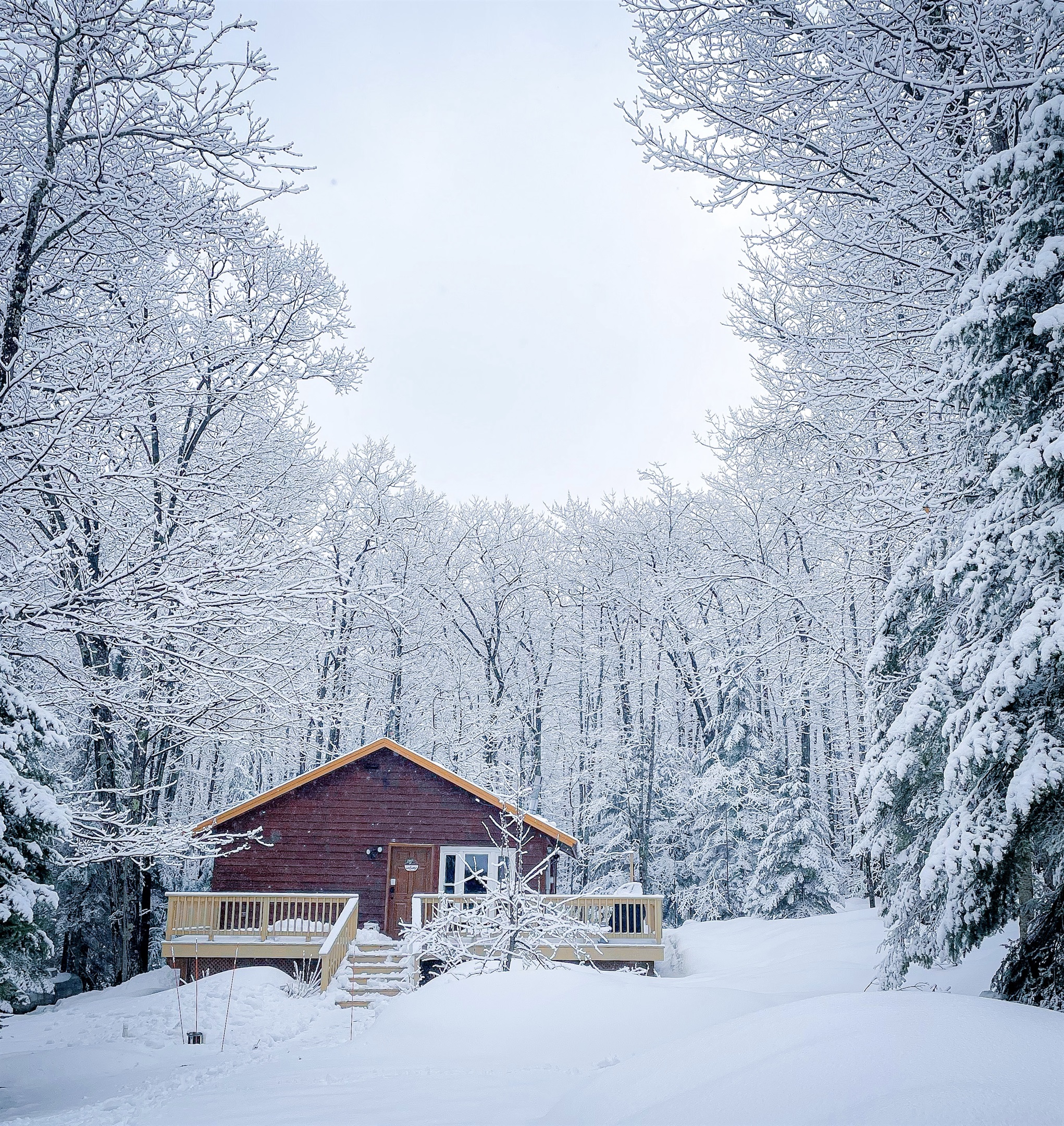 Main cottage winter scene after snow falls (Best chance of snow accumulation December through March) all wheel or four-wheel-drive vehicle recommended slightly inclined driveway