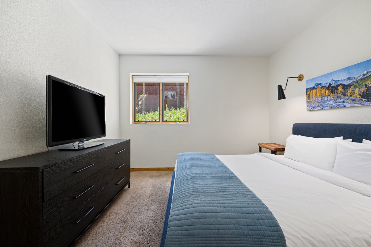 EnSuite Bedroom #3 - King Bed / Private Bath / 46 INCH HD TV