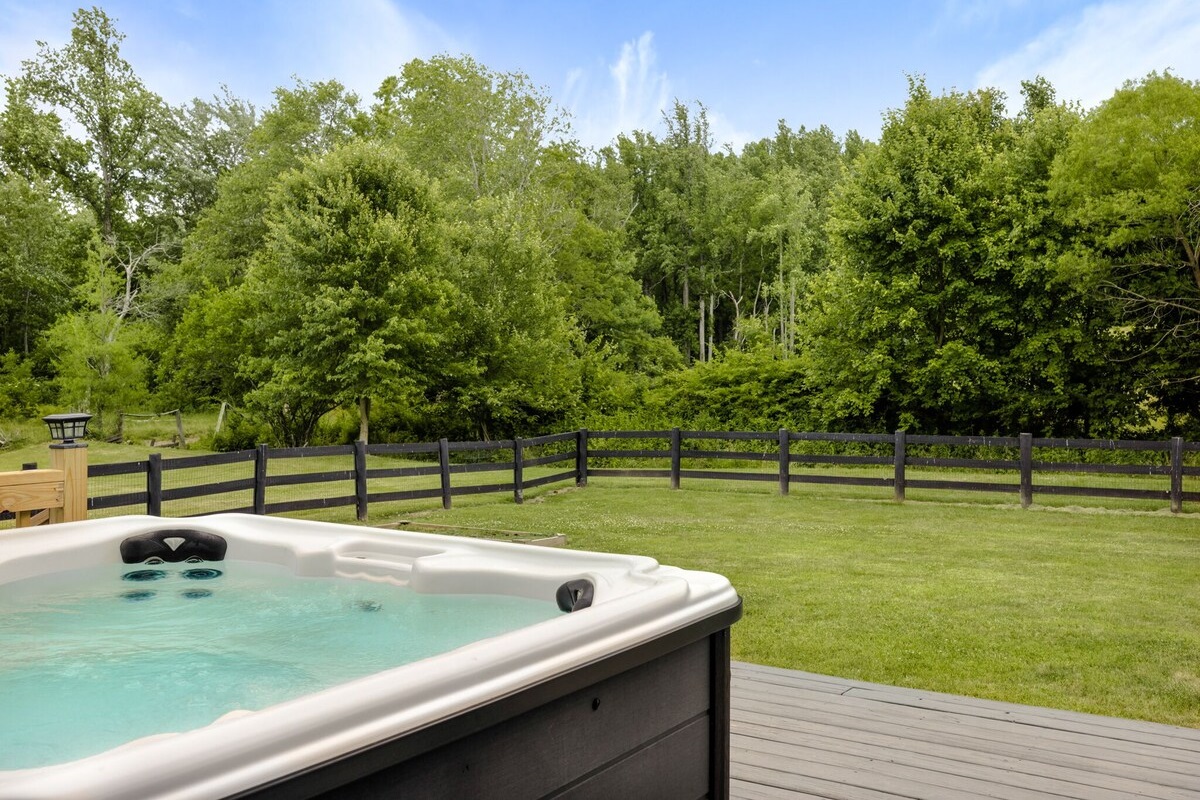 Relax in the brand new hot tub surrounded by mountains!