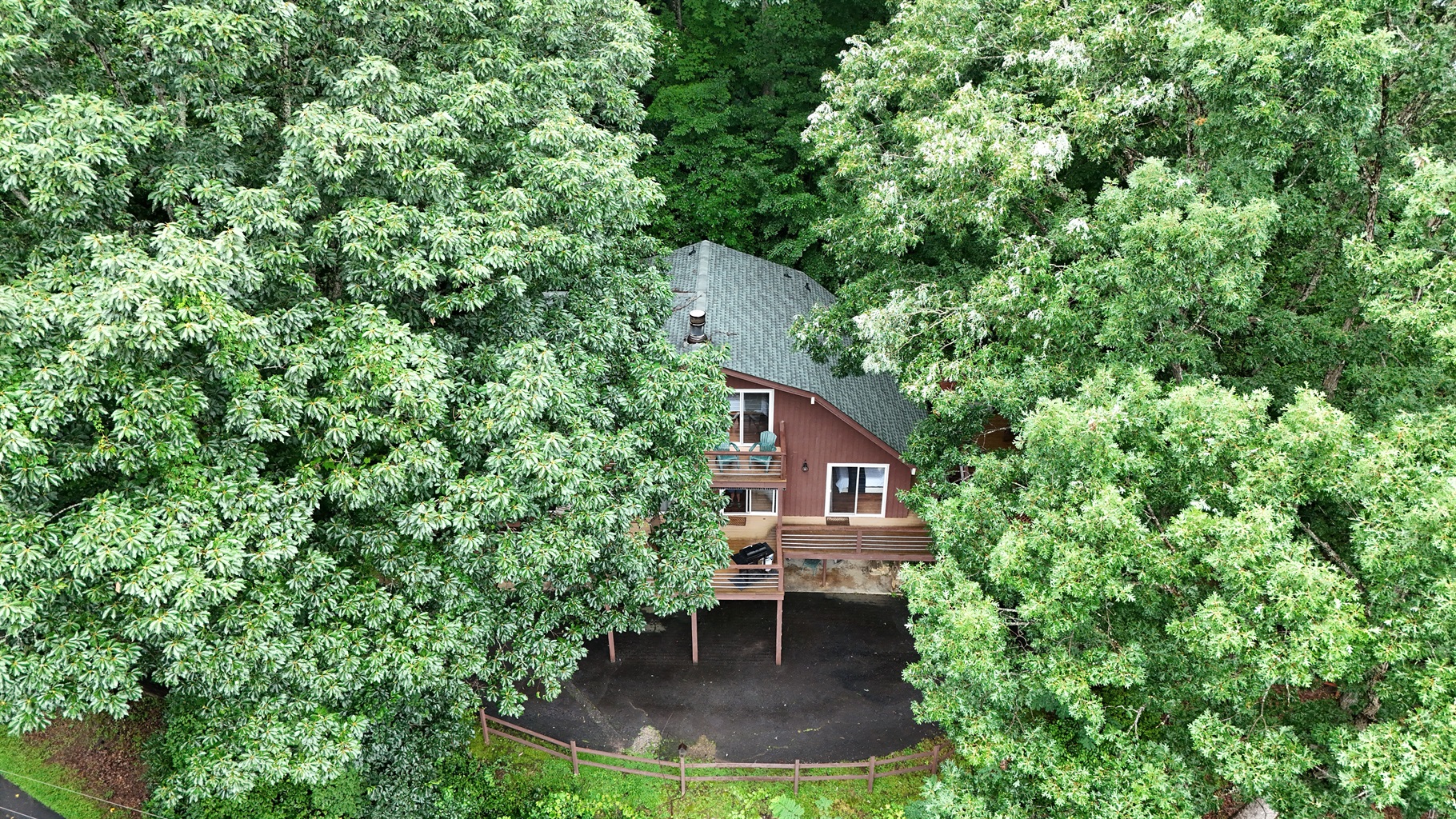 Exterior Retreat: Embrace nature in this charming mountain hideaway surrounded by lush greenery!