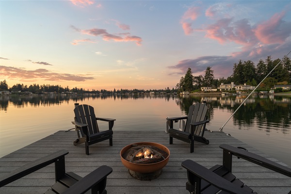 Eagles overhead by day, painted skies by evening, and the quiet hush of lake life after sunset.