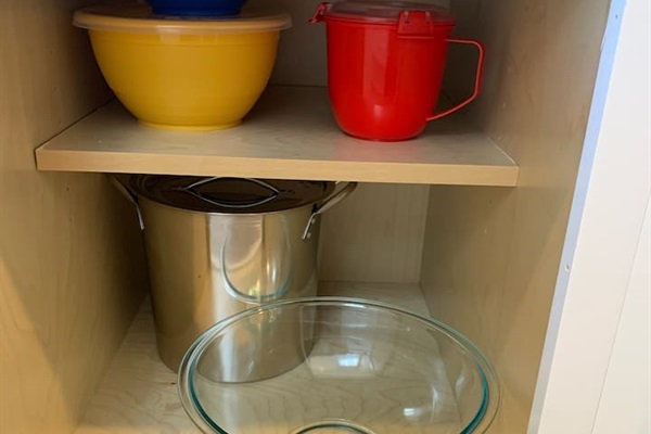More kitchen supplies. 