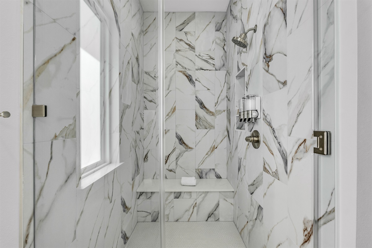 Costa Cristal Bathroom 5 Ensuite: A well-appointed bathroom with a convenient shower, designed for comfort and ease of use. Services bedroom 5.