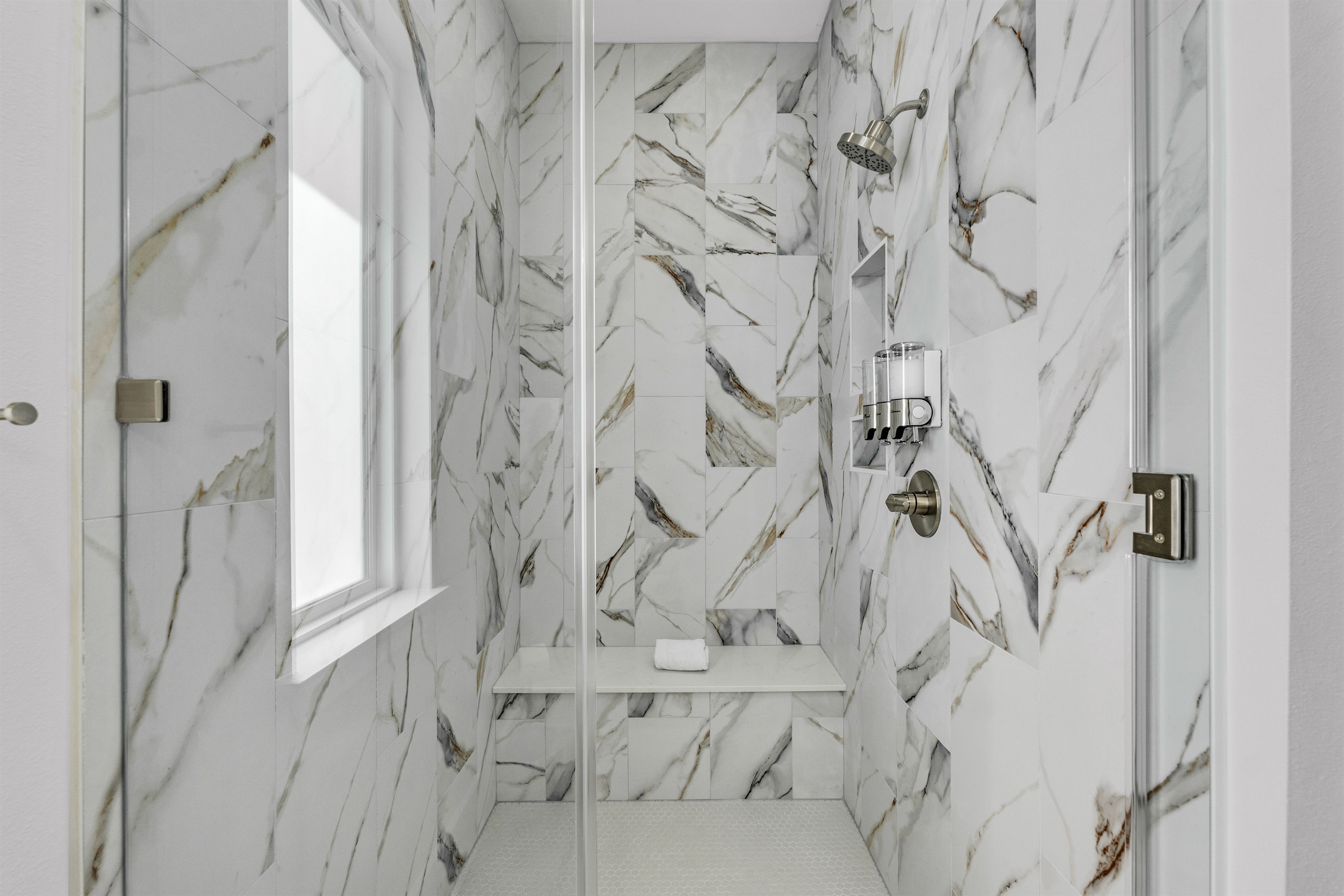 Costa Cristal Bathroom 5 Ensuite: A well-appointed bathroom with a convenient shower, designed for comfort and ease of use. Services bedroom 5.