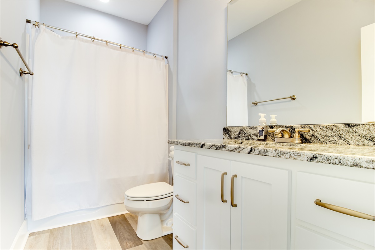 Simple, functional layout with plenty of counter space for everyone.