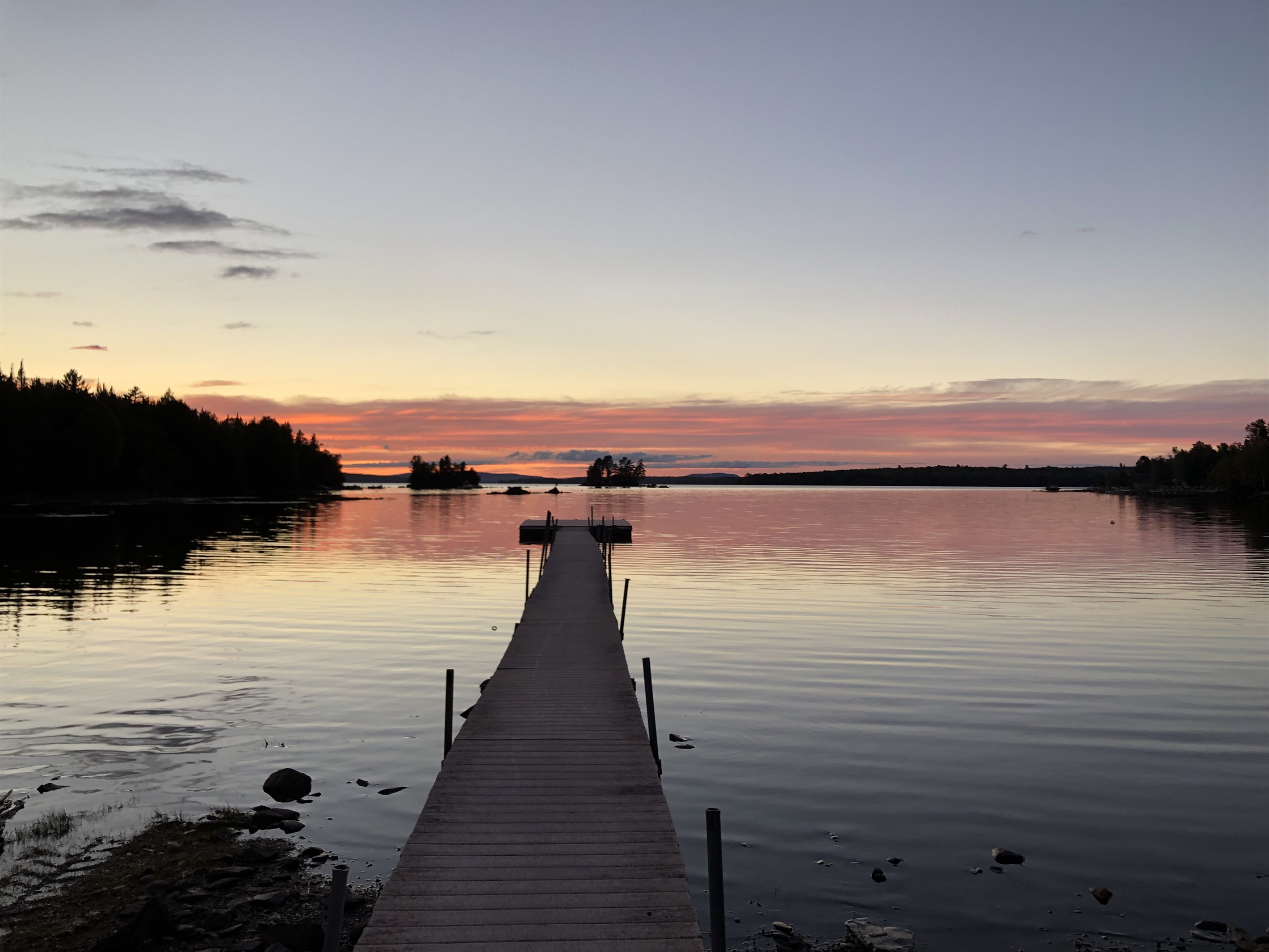 Relax on your private dock with large island at the end of it to sunbathe, swim, fish, or use 2 kayaks and 2 paddle boards to explore the lake. Perfect spot for those memorable sunsets!