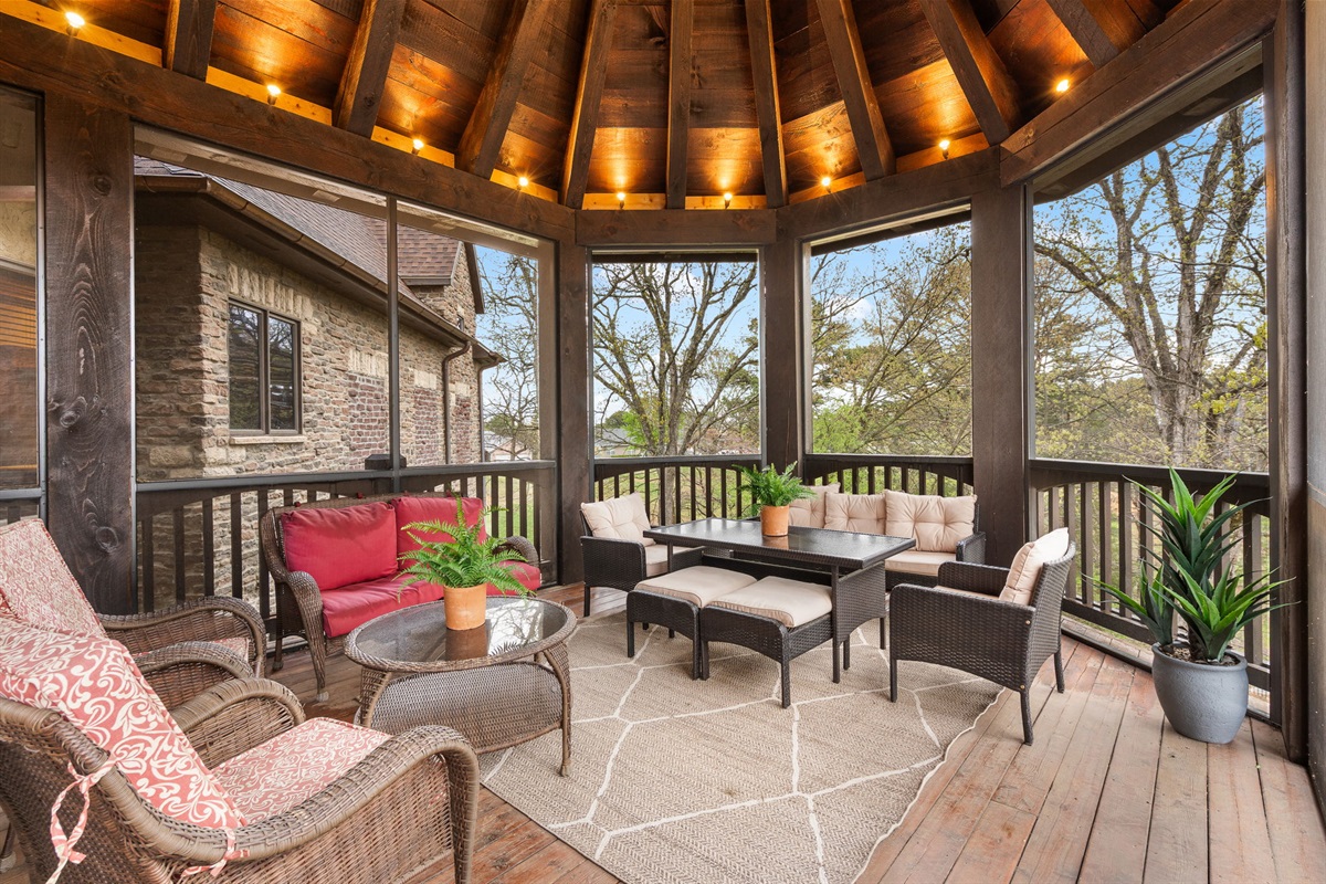 Sit out on the screened deck and enjoy your morning coffee!