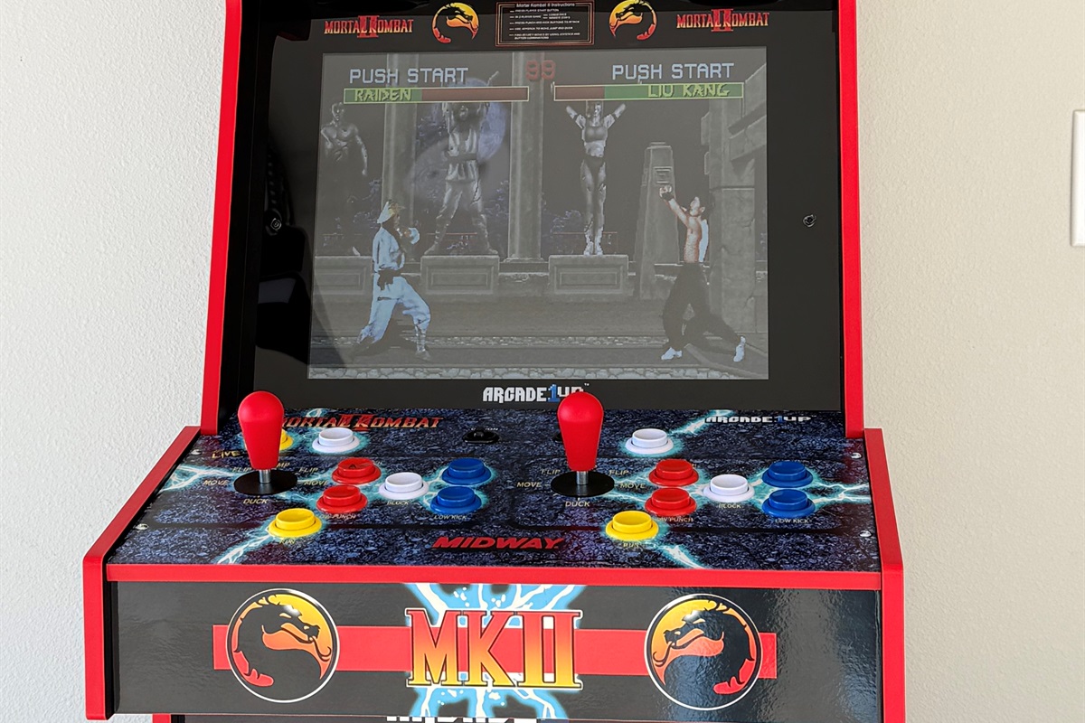 Two-player, stand-alone Mortal Kombat arcade 🕹️
Go head-to-head, pick your fighters, and settle bragging rights with classic arcade battles during your stay.