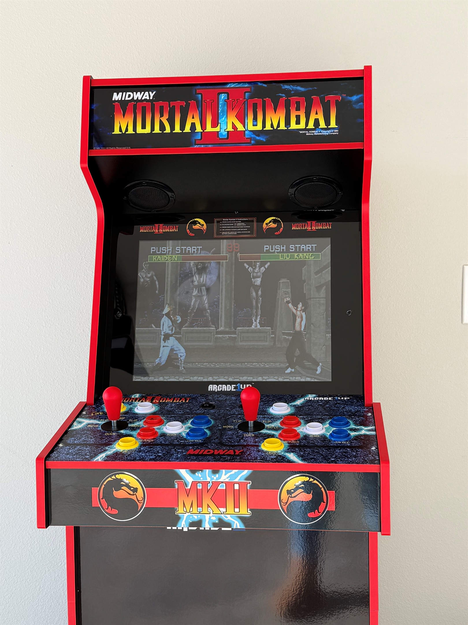 Two-player, stand-alone Mortal Kombat arcade 🕹️
Go head-to-head, pick your fighters, and settle bragging rights with classic arcade battles during your stay.